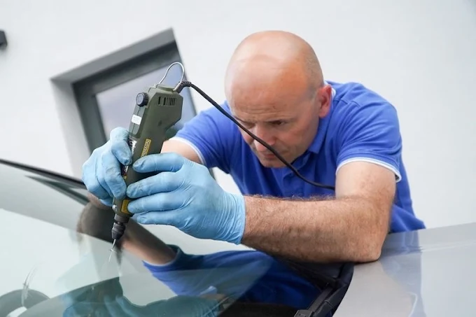 Naprawa odprysku szyby przez specjalistę Top Glass