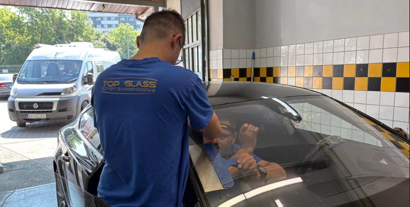 Specjalista Top Glass podczas pracy przy szybie samochodowej